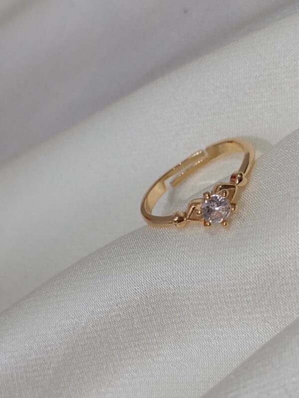 Elegant Gold Radiance Ring