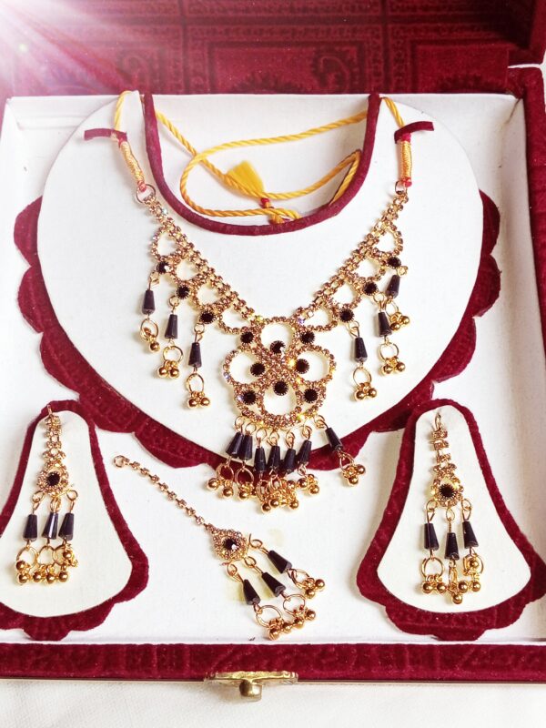 Traditional Gold-Plated Jewelry Set - Image 4