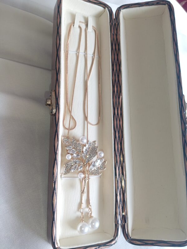 Elegance Leaf Pendant Necklace - Image 3